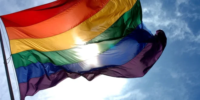 Médico é internado em clínica à força após revelar ser gay