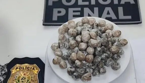 Tenta levar maconha para dentro do presídio e acaba em cana