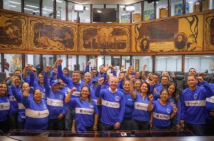 Durante homenagem inédita, Pedro Longo propõe dia estadual dos garis e margaridas
