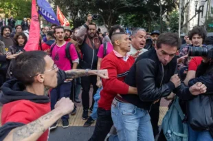 Vereadores bolsonaristas provocam estudantes e causam pancadaria em protesto