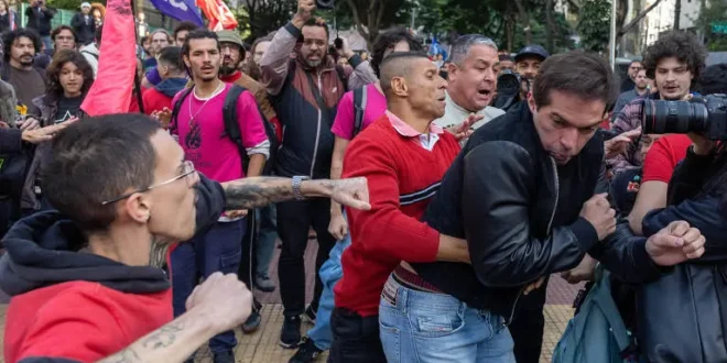 Vereadores bolsonaristas provocam estudantes e causam pancadaria em protesto