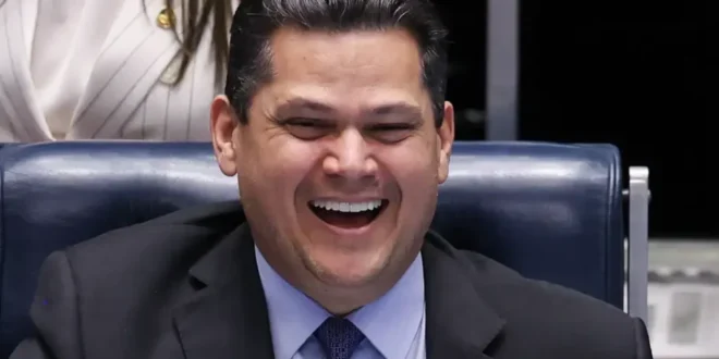Senado inimigo do povo: Sob Alcolumbre, PEC da escala 7×0 anda mais rápido que fim da 6×1