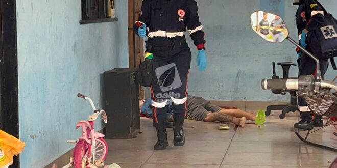 Homem é executado dentro de residência e suspeito acaba baleado pelo próprio comparsa