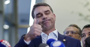 Tariflávio: um falso patriota bem trapalhão atuando contra o PIX