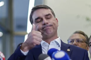 Tariflávio: um falso patriota bem trapalhão atuando contra o PIX