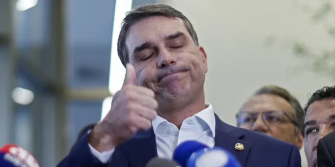 Flávio Bolsonaro é um instrumento da decisão terrorista de Trump
