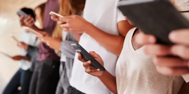 Reino Unido proíbe redes sociais para menores de 16 e endurece cerco às big techs