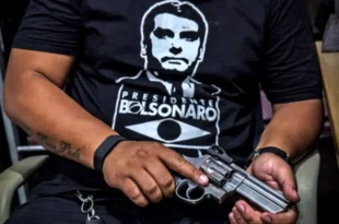 PM apreende arma de fogo de Bolsonaro em blitz e sargento ex-GSI é detido