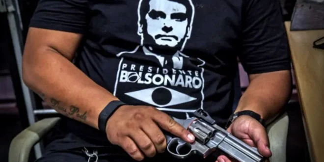 PM apreende arma de fogo de Bolsonaro em blitz e sargento ex-GSI é detido