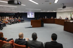 Unanimidade: STF condena Eduardo Bolsonaro por coação