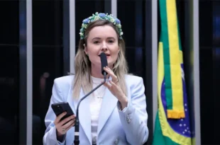 Era só o que faltava: bancada cristã quer que projeto contra misoginia proteja discurso de submissão da mulher