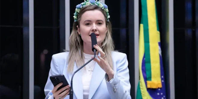 Era só o que faltava: bancada cristã quer que projeto contra misoginia proteja discurso de submissão da mulher