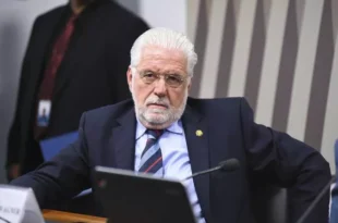 Elo de Jaques Wagner com o Master envolveria viagens em jatos de Vorcaro e apartamento em Salvador