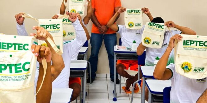 Iapen e Ieptec entregam kits profissionalizantes a detentos de Senador Guiomard