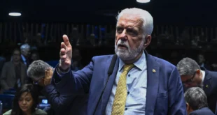 Jaques Wagner deixa liderança do governo no Senado por ser alvo de operação da PF
