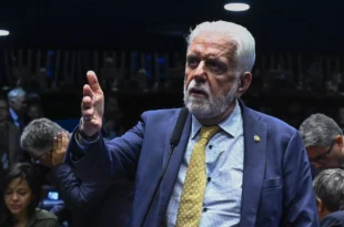 Jaques Wagner deixa liderança do governo no Senado por ser alvo de operação da PF