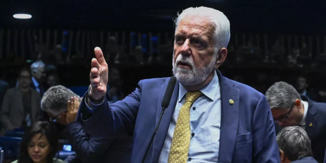 Jaques Wagner deixa liderança do governo no Senado por ser alvo de operação da PF