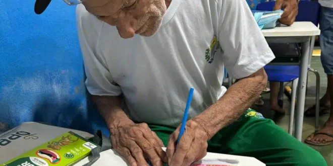 Aos 91 anos, piauiense volta à escola para aprender a ler e a escrever