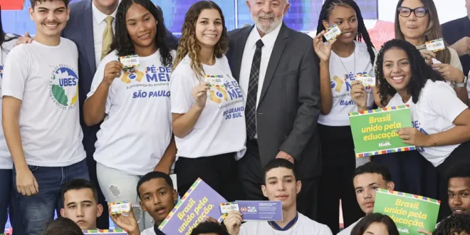 Abandono no ensino médio cai 34% após implementação do Pé-de-Meia
