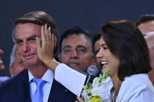“Desastroso”, diz Financial Times sobre vídeo de Michelle contra Flávio Bolsonaro