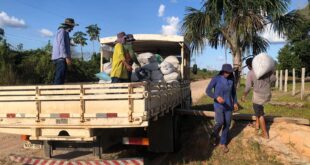 Governo do Acre fortalece cafeicultura do Juruá com transporte da produção para beneficiamento