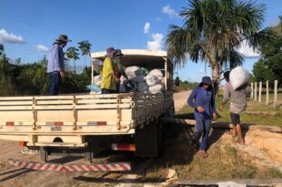 Governo do Acre fortalece cafeicultura do Juruá com transporte da produção para beneficiamento