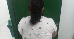 Me engana que eu gosto: mulher de 37 anos finge ter 12 e é presa por estelionato após ser adotada
