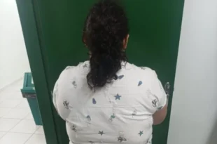 Me engana que eu gosto: mulher de 37 anos finge ter 12 e é presa por estelionato após ser adotada