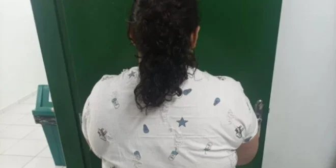 Me engana que eu gosto: mulher de 37 anos finge ter 12 e é presa por estelionato após ser adotada