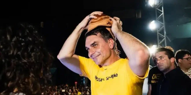 43% de ausência: Quanto ganharia Flávio Bolsonaro se recebesse com PEC da Escravidão?
