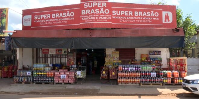 Criminosos invadem supermercado pelo telhado e furtam dinheiro e mercadorias