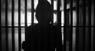 Violência contra o homem: mulher destrói moto e ameaça ex-companheiro com faca