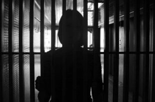 Violência contra o homem: mulher destrói moto e ameaça ex-companheiro com faca