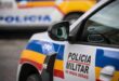 C#gando e andando: Mulher faz cocô e joga em policiais durante prisão