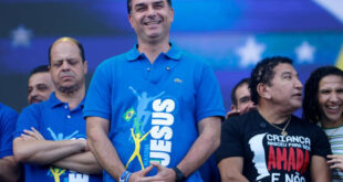 Flávio Bolsonaro expõe crianças negras como criminosos e toma invertida: quantos celulares dá pra comprar com milhões de Vorcaro?