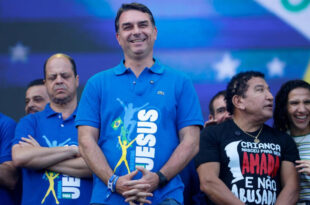 Flávio Bolsonaro expõe crianças negras como criminosos e toma invertida: quantos celulares dá pra comprar com milhões de Vorcaro?