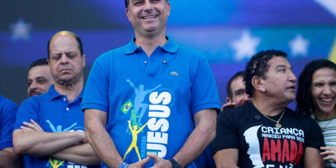 Flávio Bolsonaro expõe crianças negras como criminosos e toma invertida: quantos celulares dá pra comprar com milhões de Vorcaro?