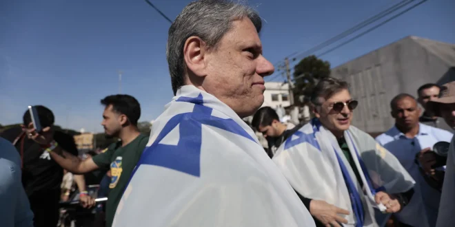 Escola COM partido: Governo Tarcísio manda adotar material de ONG pró-Israel em escolas de SP