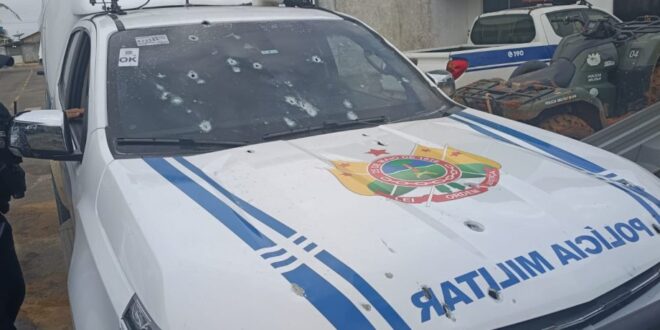 Troca de tiros entre Policiais Militares deixa viatura crivada de balas