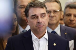 Não olhou o próprio rabo: Flávio Bolsonaro achou que capitalizaria com o episódio Jaques Wagner e se deu mal