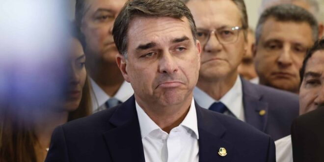 Não olhou o próprio rabo: Flávio Bolsonaro achou que capitalizaria com o episódio Jaques Wagner e se deu mal