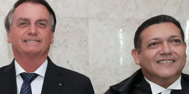 Ministros do TSE detonam Nunes Marques por censurar pesquisa para ajudar Flávio Bolsonaro