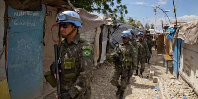 Adversário do Brasil na Copa, Haiti vive crise causada pelos militares brasileiros, diz especialista