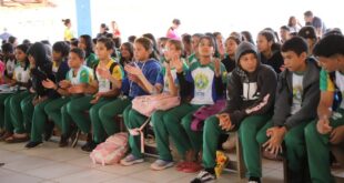 Espetáculo Tons da Resistência leva música e reflexão sobre igualdade racial a estudantes da Escola Paulo Freire