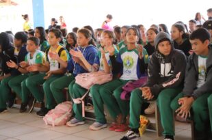 Espetáculo Tons da Resistência leva música e reflexão sobre igualdade racial a estudantes da Escola Paulo Freire