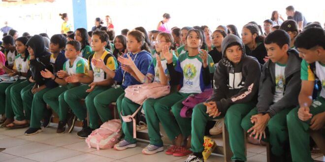 Espetáculo Tons da Resistência leva música e reflexão sobre igualdade racial a estudantes da Escola Paulo Freire