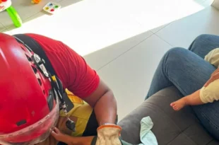 Criança faz cada uma: menino fica preso em sofá após passar supercola e sentar