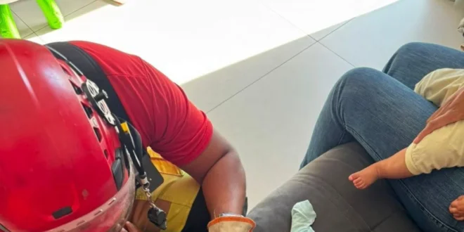 Criança faz cada uma: menino fica preso em sofá após passar supercola e sentar