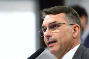 “Inventaram plano de atentado contra Flávio Bolsonaro”: Presidente de torcida do Galo denuncia Allan dos Santos e vereador de BH