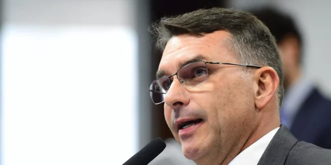 “Inventaram plano de atentado contra Flávio Bolsonaro”: Presidente de torcida do Galo denuncia Allan dos Santos e vereador de BH